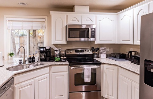 Vancouver House | 4BR-Hot tub w/Indoor fireplace+BBQ-Outdoor dining-Waterfront park+W/D-300+MBWifi