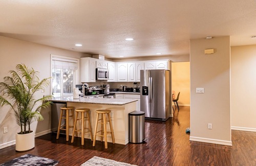 Vancouver House | 4BR-Hot tub w/Indoor fireplace+BBQ-Outdoor dining-Waterfront park+W/D-300+MBWifi