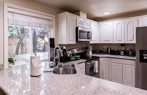 Vancouver House | 4BR-Hot tub w/Indoor fireplace+BBQ-Outdoor dining-Waterfront park+W/D-300+MBWifi