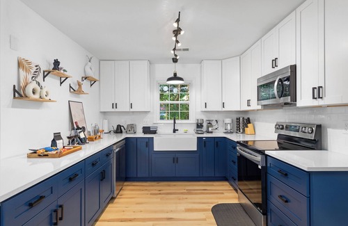 North Charleston House | 4BR House in Park Circle. Walk to Bars/Food, Firepit, Fast Wifi, Pet-friendly