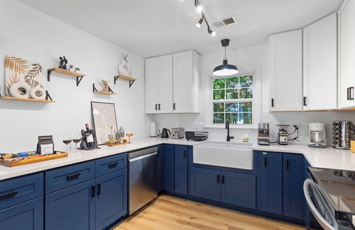 North Charleston House | 4BR House in Park Circle. Walk to Bars/Food, Firepit, Fast Wifi, Pet-friendly