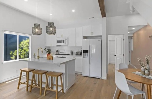 Little Italy House | 4BR in Little Italy - Sleeps 10: Walk to Dining & Fun!