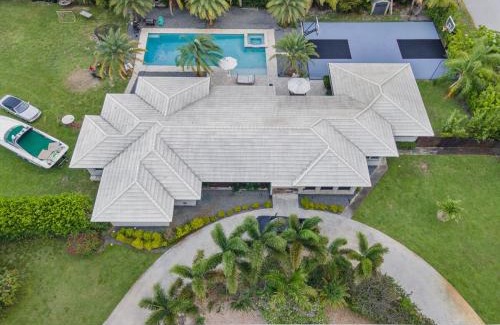 Pompano Beach House | 4BR Jacuzzi, Heated Pool and Full-Size Ball Courts