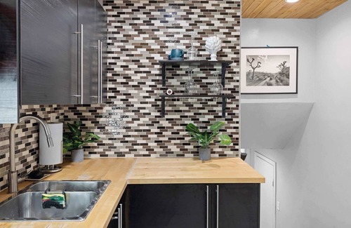 Barths Apartment | 4BR King Basecamp | Rooftop | Red Rocks & Denver Fun