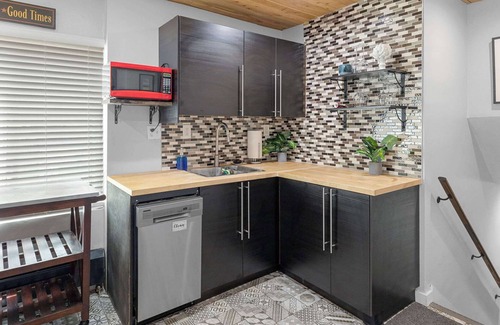 Barths Apartment | 4BR King Basecamp | Rooftop | Red Rocks & Denver Fun