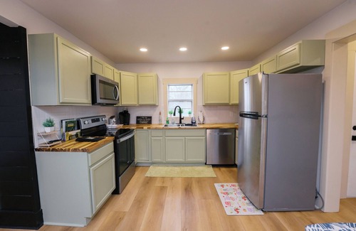 Parkridge House | 4BR Knoxville home close to downtown, UT & interstate! Free local gift cards!