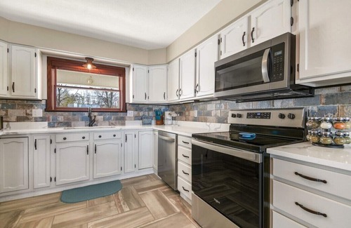 North Webster House | 4BR Lakefront · Pier · Game Room · Sleeps 16