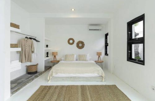 Berawa Villa | 4BR Luxe Pool Villa-canggu near Finns-Wifi,Parking