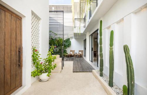 Berawa Villa | 4BR Luxe Pool Villa-canggu near Finns-Wifi,Parking