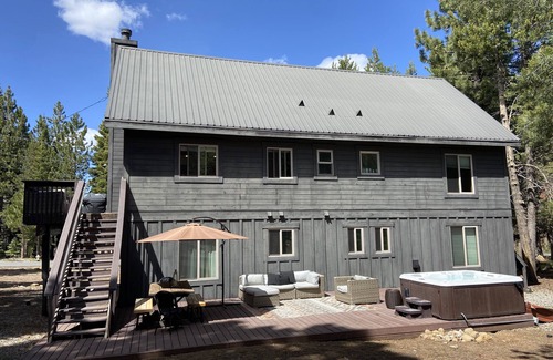 Truckee House | 4BR Luxury lodge : hot tub, slopes & trails!
