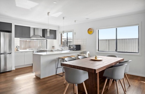 St Leonards House | 4BR Modern Family Home I Coastal Getaway
