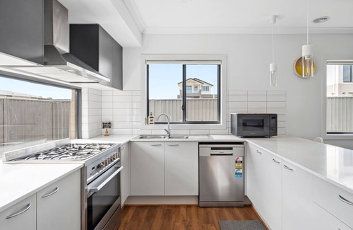 St Leonards House | 4BR Modern Family Home I Coastal Getaway