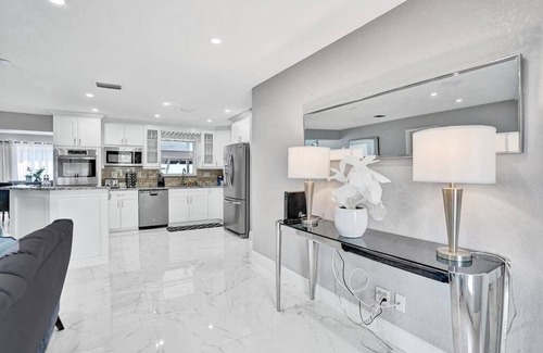Deerfield Beach Villa | 4BR Modern HTD Pool Jacuzzi 1.5 Miles to the Beach