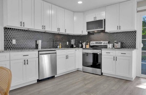 Newark House | 4BR Montrose Meadow Retreat|Laundry Room|Private Backyard|High speed Wifi #42078