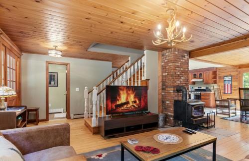 Bartlett House | 4BR Mountain retreat with Ski Base & BBQ