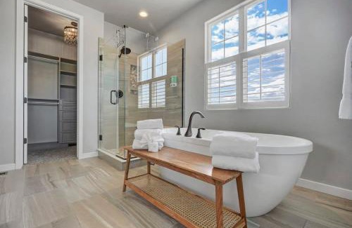 Monument House | 4BR Mountain views - Movie Theater - Pool Table