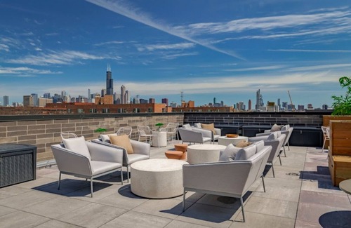 Pilsen Apartment | 4BR Near downtown w/Rooftop lounge