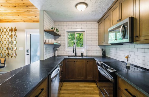 Roseland Cabin | 4BR Near Slopes Mid-Century Vibes Hot Tub Game Room Family Friendly