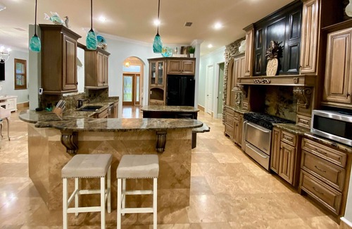 Oak House | 4BR~Private Pool and Hot Tub~5 miles to beach~1 mile to Sportsplex, Close to OWA