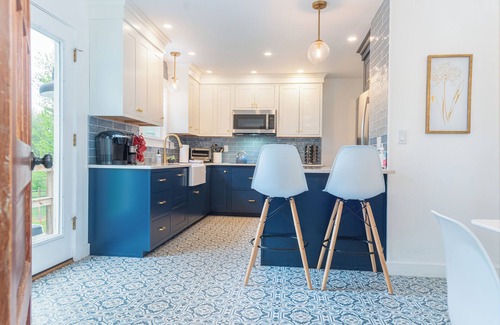 Laconia House | 4BR Retreat — 10m to Lake Winnie-Gunstock — 85" TV