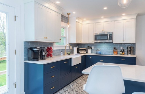 Laconia House | 4BR Retreat — 10m to Lake Winnie-Gunstock — 85" TV