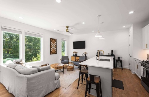 Maynor Place House | 4BR Rooftop Stay for 12 w/Fire Pit, Near Broadway!
