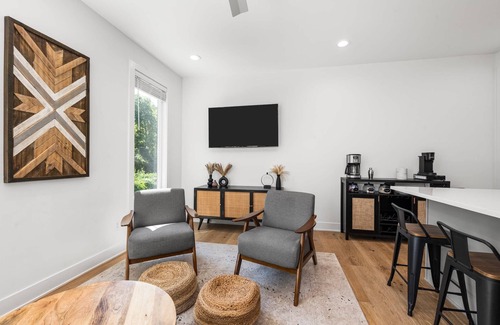 Maynor Place House | 4BR Rooftop Stay for 12 w/Fire Pit, Near Broadway!