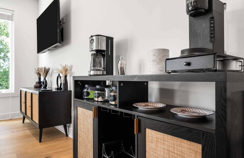 Maynor Place House | 4BR Rooftop Stay for 12 w/Fire Pit, Near Broadway!