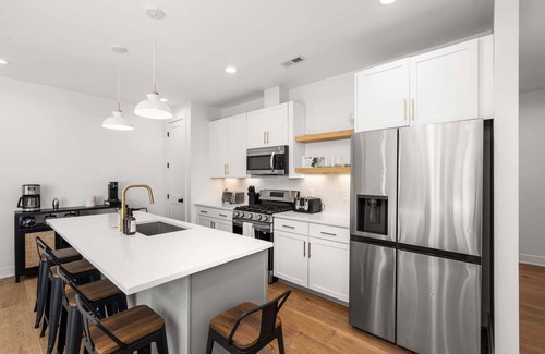 Maynor Place House | 4BR Rooftop Stay for 12 w/Fire Pit, Near Broadway!