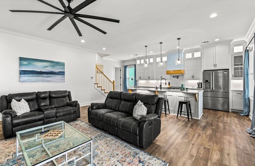 Galveston House | 4BR Seaside Escape | Ocean Views, Tiki Bar, Deck & Private Beach Access for Up to 12 Guests