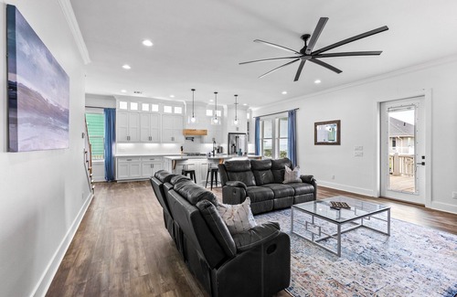 Galveston House | 4BR Seaside Escape | Ocean Views, Tiki Bar, Deck & Private Beach Access for Up to 12 Guests