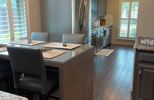 Richardson House | 4BR Sleeps 10/ 2.5 baths w/Pool, Grill, Air Hockey