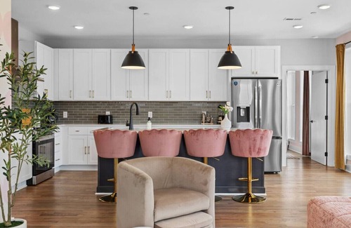Talbot's Corner Apartment | 4BR Sleeps 14 | Makeup Room + Rooftop!