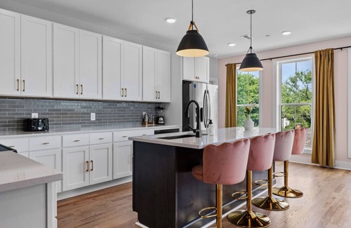 Talbot's Corner Apartment | 4BR Sleeps 14 | Makeup Room + Rooftop!