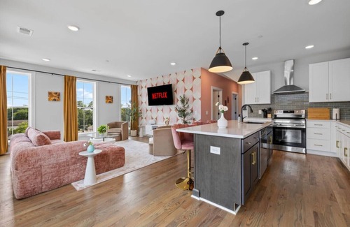 Talbot's Corner Apartment | 4BR Sleeps 14 | Makeup Room + Rooftop!
