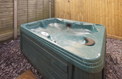 Gloucester House | 4BR(Sleeps 8)3BathR Hot Tub, WiFi, TVs in 4 Rooms, 3min walk Kingsholm Stadium