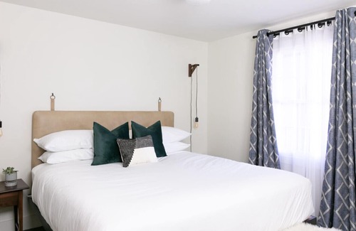 Rutledge Hill Apartment | 4BR Suite: DT Nash, Full Kitchen/Living, Sleeps 12