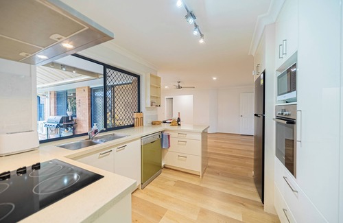 Camira House | 4BR Sweet Home Spingfield