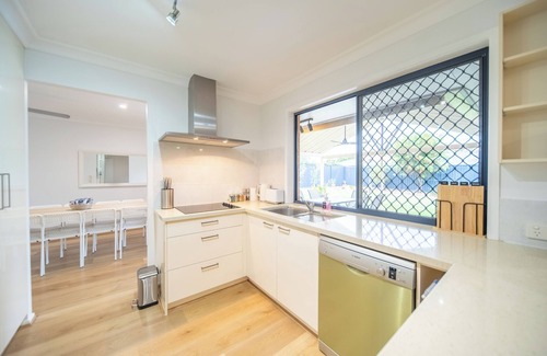 Camira House | 4BR Sweet Home Spingfield