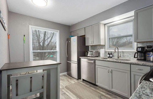 Lenexa House | 4BR TownHome|King Beds| Arcade+Wifi