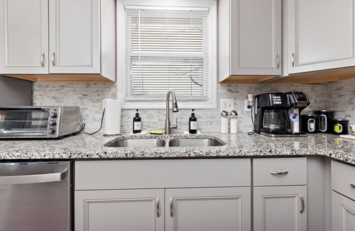 Lenexa House | 4BR TownHome|King Beds| Arcade+Wifi