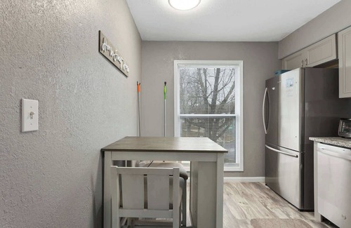 Lenexa House | 4BR TownHome|King Beds| Arcade+Wifi
