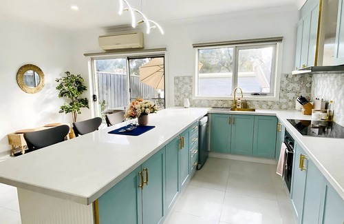 Yarraville House | 4BR Townhouse Near Coles, Parks, BBQ & Parking – Perfect for Families & Groups