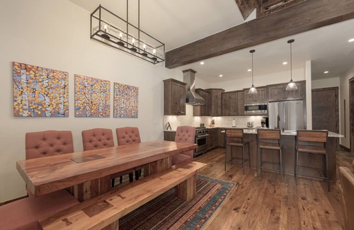 Old Town House | 4BR townhouse near resort w/hot tub & views