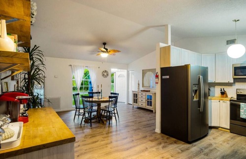 Palm Bay House | 4BR | TV Each BR | Dog Friendly | 5min To Stores