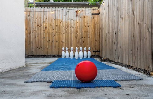 Oakland Park House | 4BR Volley ball, minigolf, bowling, private beach, ping pong, arcade games &more