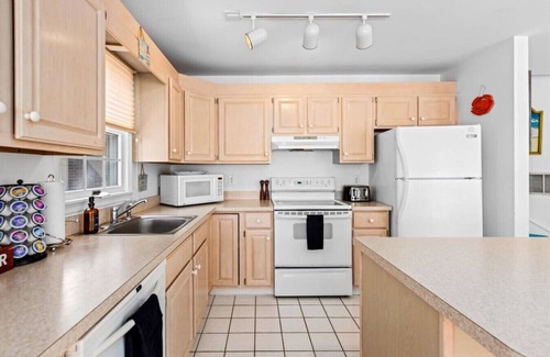 South End Condo | 4BR w/2 Balconies A/C WiFi Steps to Beach