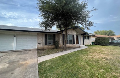 Universal City House | 4BR w/Pool Furnished Extended Stay near Randolph AFB Wi-Fi W/D