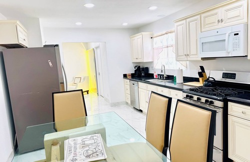 Beverly Green House | 4BRHouse,LasVegas,Strip,LVCC,pet-friendly,Sale,BestSpot,Semashow,music,love,wifi