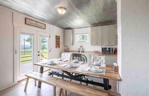 New Florence House | 4K Ranch - 10 acre property & home near Hermann